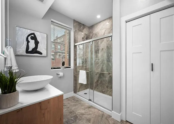 Flawless 3br With Four Beds, Two Decks And Free Parking In Prime Shadyside Location * Pittsburgh