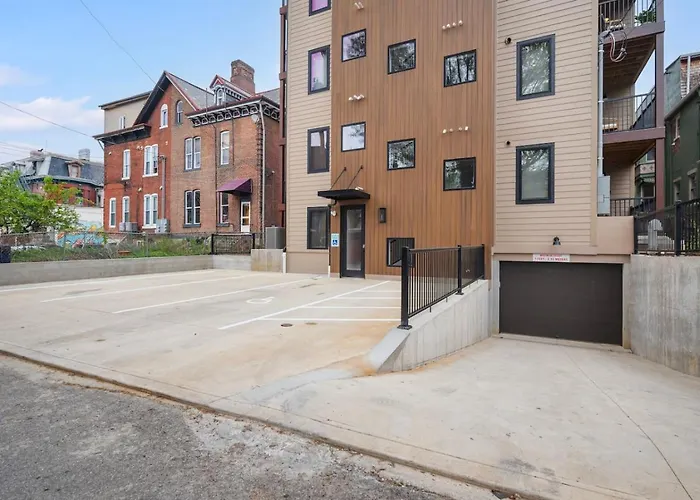 Flawless 3br With Four Beds, Two Decks And Free Parking In Prime Shadyside Location